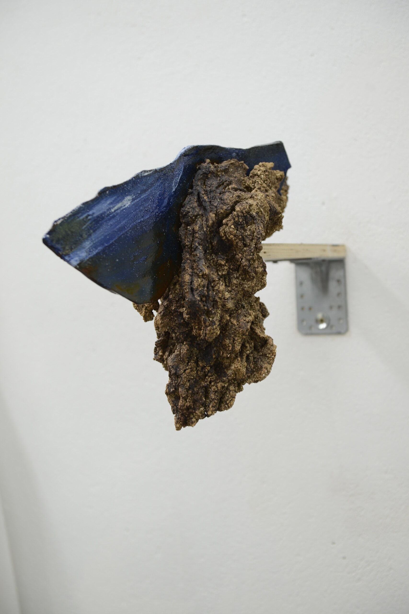 Portementiel_14_2025_gres_engobe_email_26x24x12cm