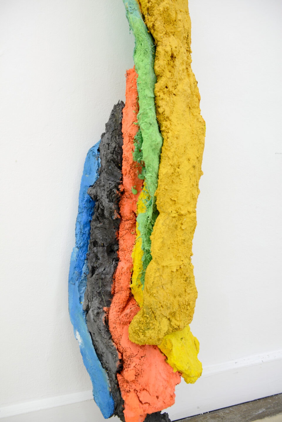 Sans titre XIII (détail)167x38x45 cm mortiers de chaux colorés 2021