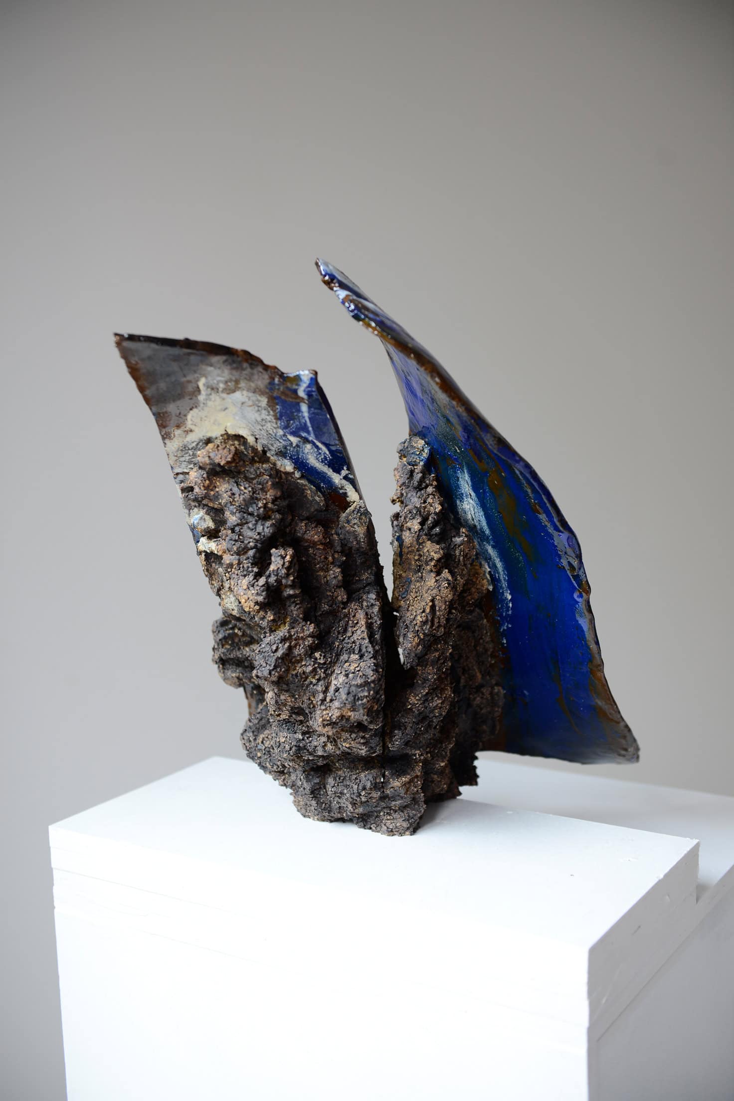 montagne_papillon_2025_gres_engobes_emaux_jus_d_oxydes_29x28x32_cms