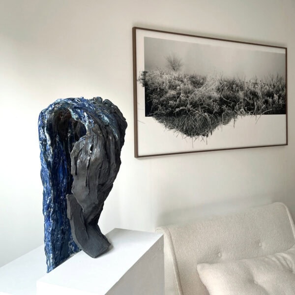 Douleur 2025 grès engobes jus d'oxydes émail 52x34x40 cm et dessin photo de Dana Cojbuc. Cliché sophie mabille