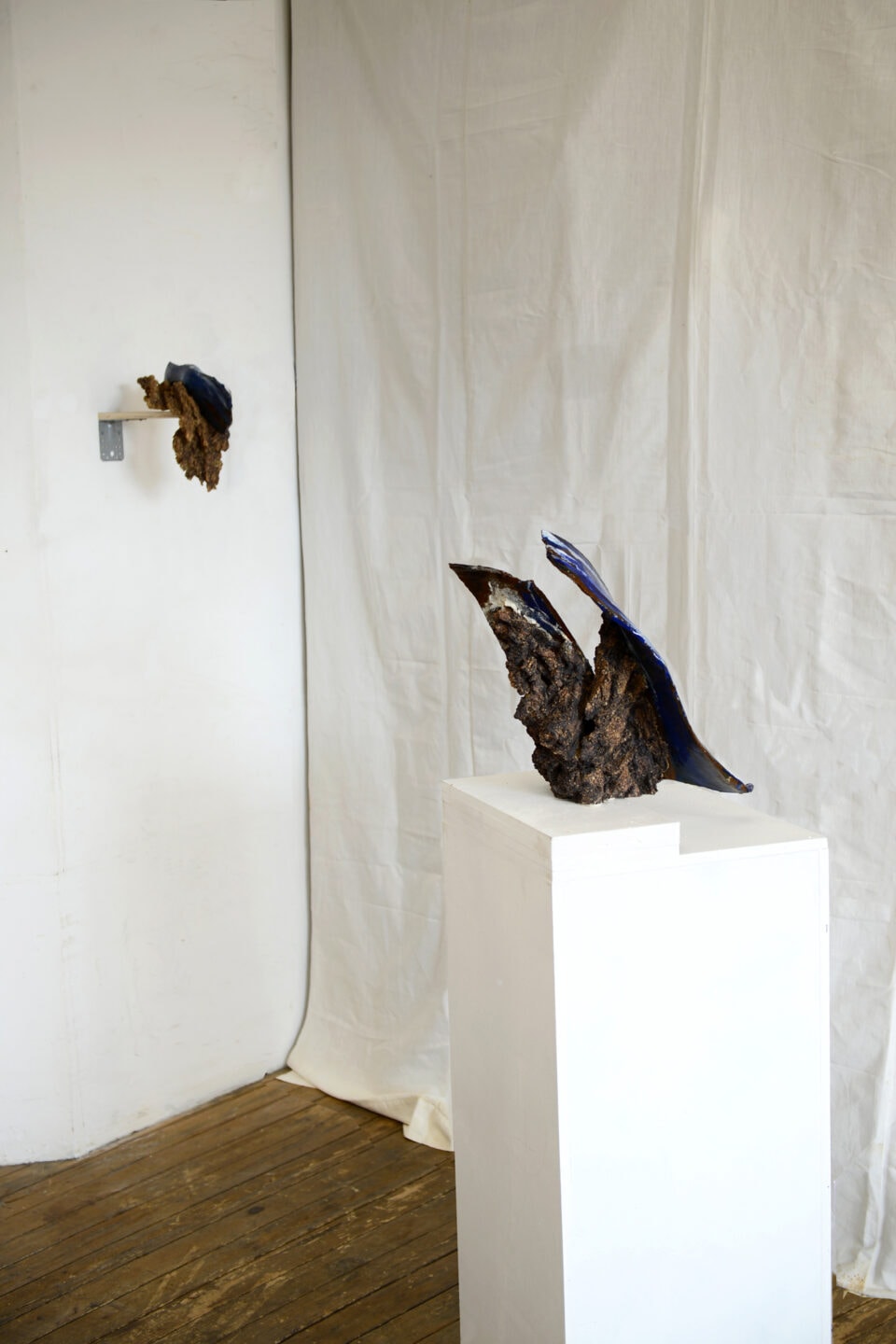 Montagne Papillon et Portementiel XIV, 2025 gres engobes emaux 28x32x27 cm et 35x28x35 cms